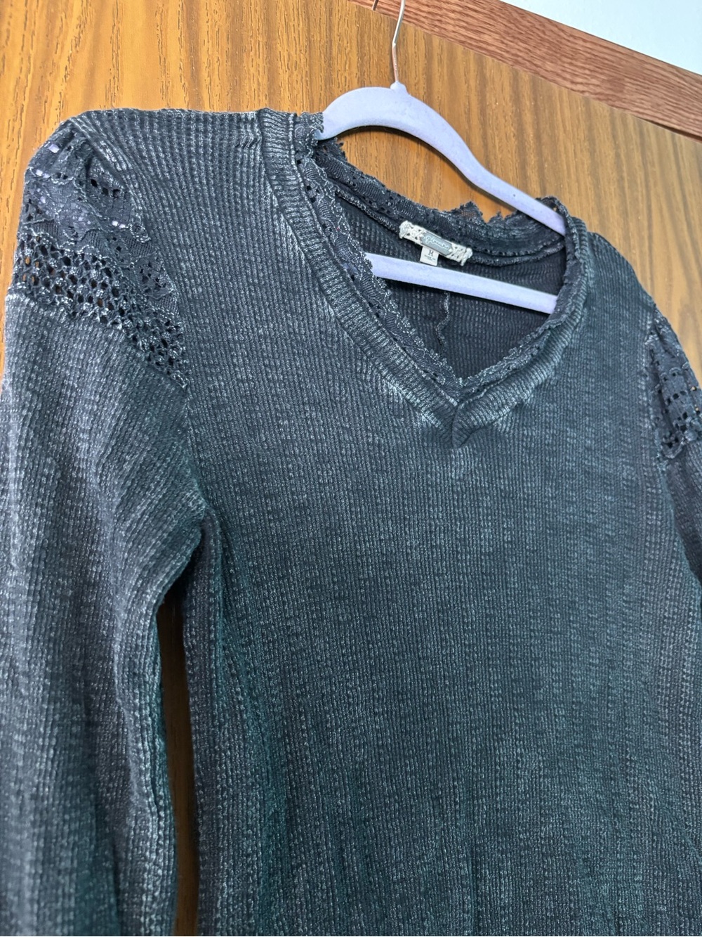Gimmicks Women’s Distressed V‑Neck Long Sleeve in Faded Black Style